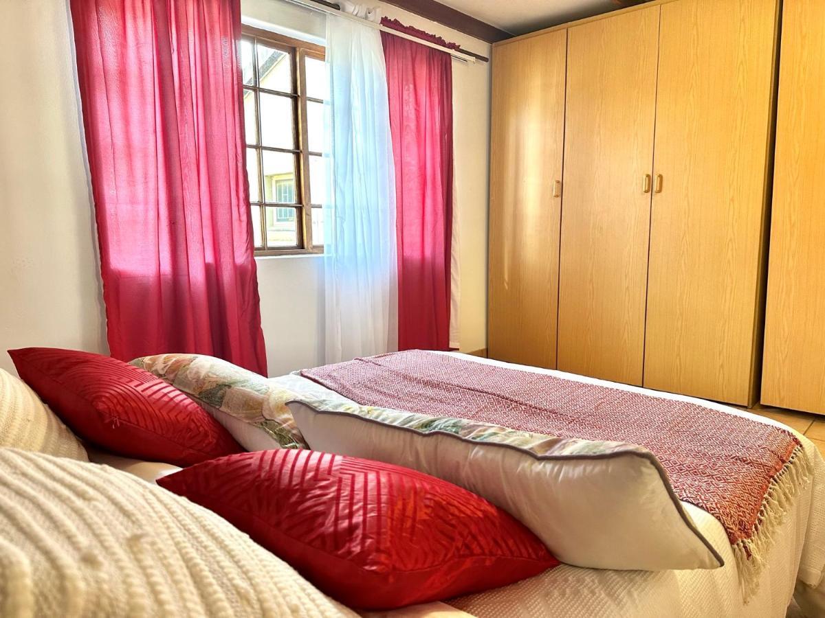 Blue Lantern Bed And Breakfast Кемптън Парк Екстериор снимка