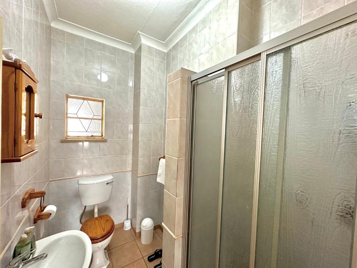 Blue Lantern Bed And Breakfast Кемптън Парк Екстериор снимка