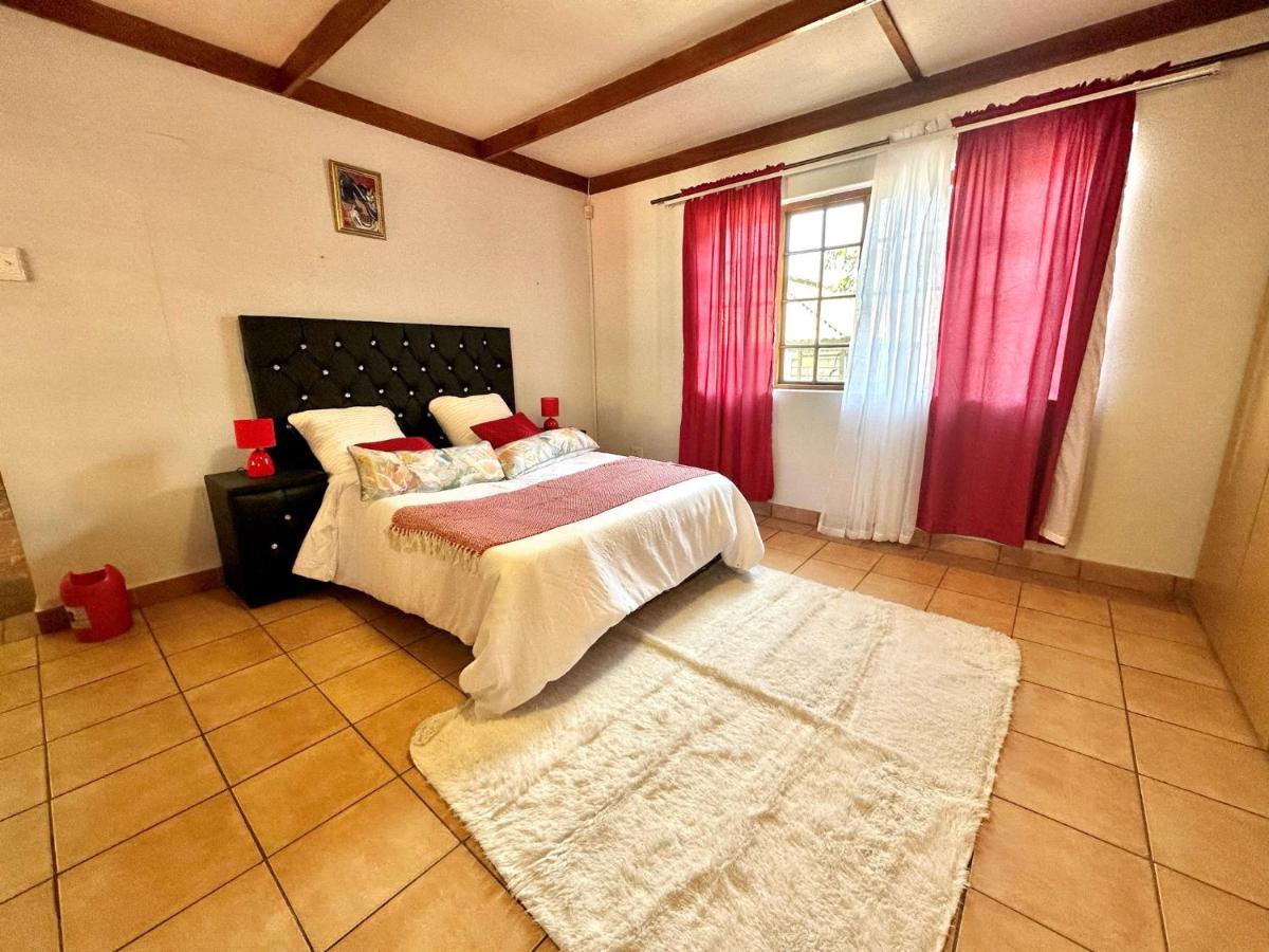 Blue Lantern Bed And Breakfast Кемптън Парк Екстериор снимка