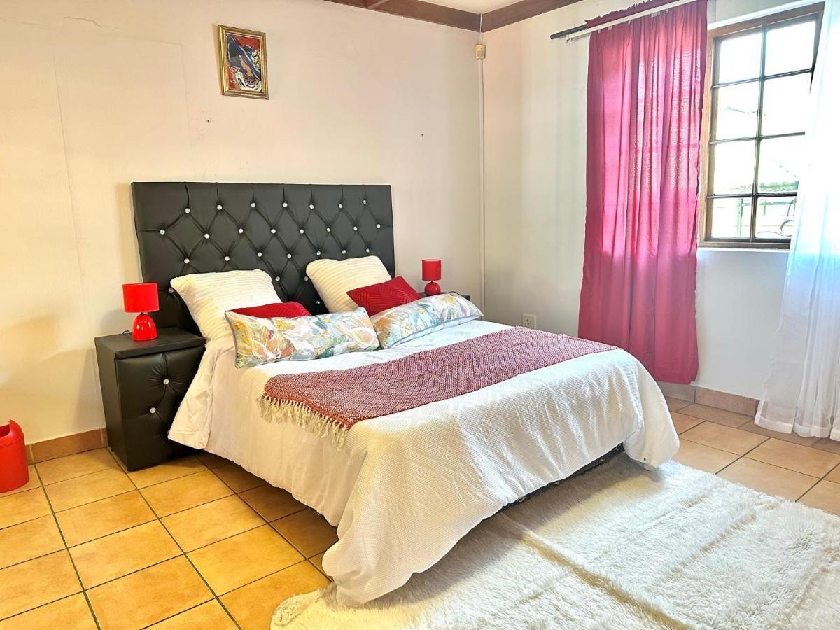 Blue Lantern Bed And Breakfast Кемптън Парк Екстериор снимка