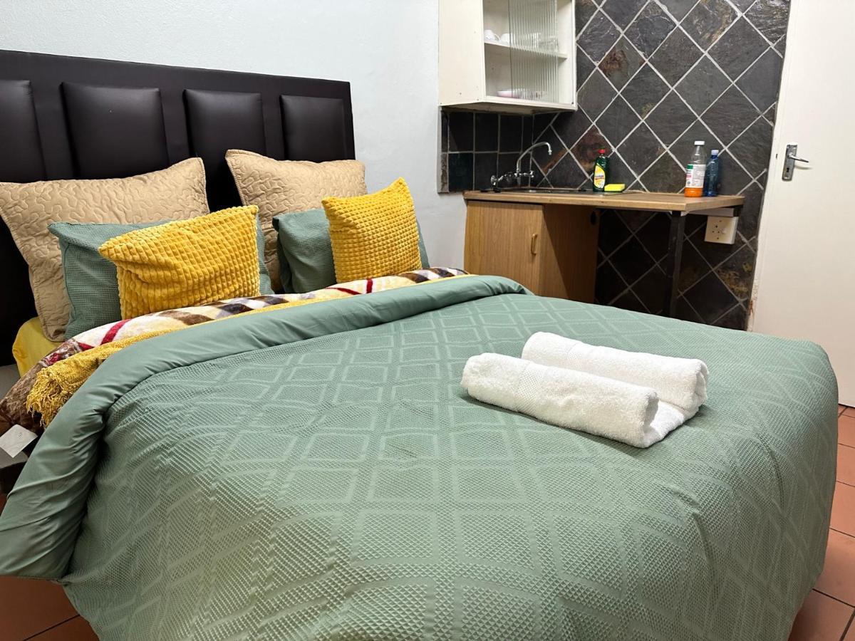 Blue Lantern Bed And Breakfast Кемптън Парк Екстериор снимка