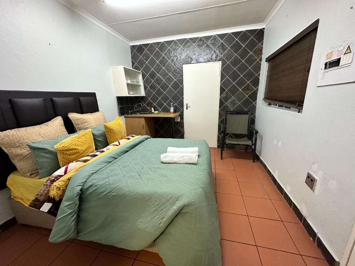 Blue Lantern Bed And Breakfast Кемптън Парк Екстериор снимка