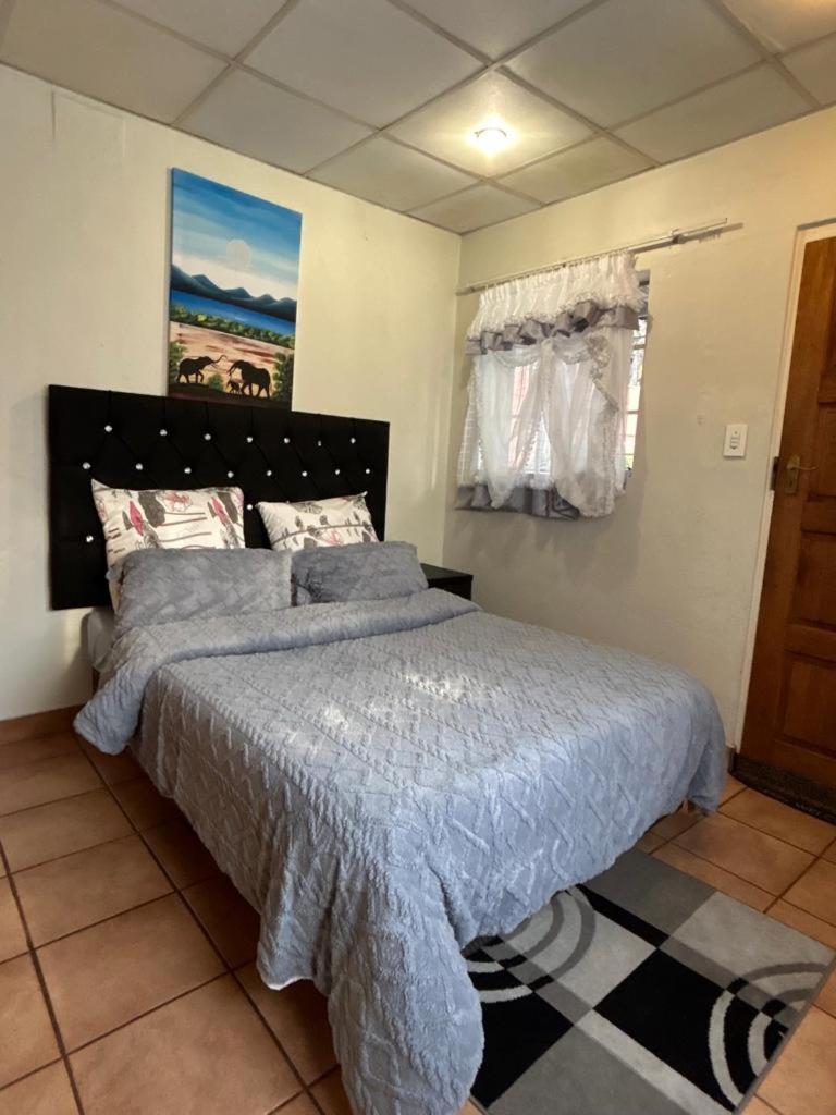 Blue Lantern Bed And Breakfast Кемптън Парк Екстериор снимка