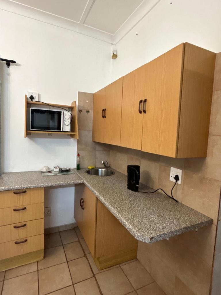 Blue Lantern Bed And Breakfast Кемптън Парк Екстериор снимка