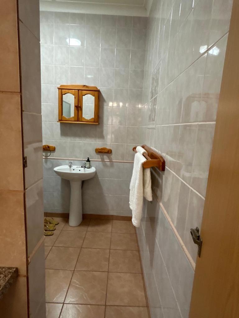 Blue Lantern Bed And Breakfast Кемптън Парк Стая снимка