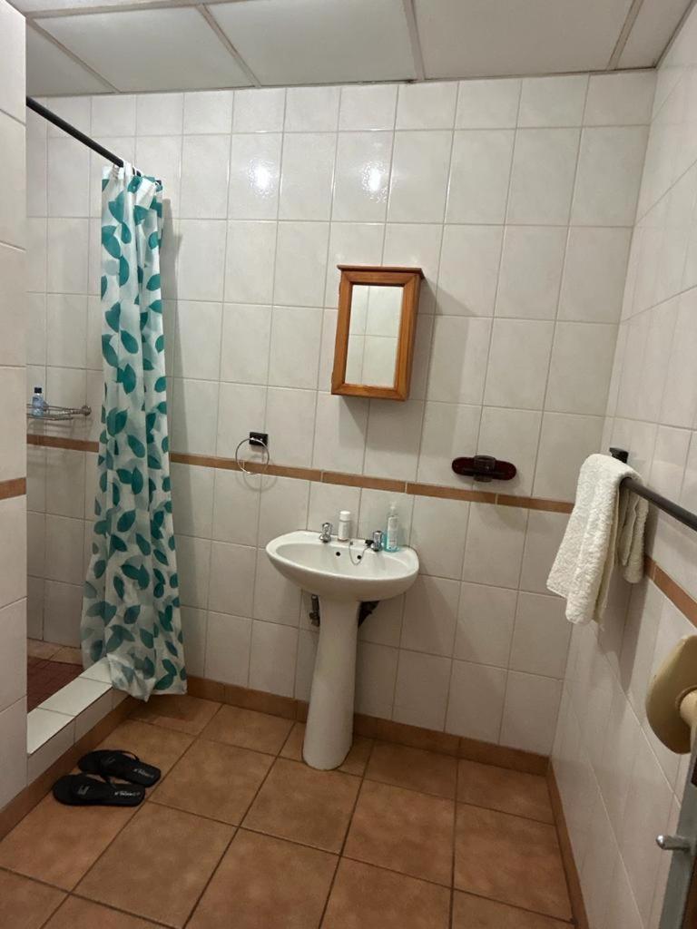 Blue Lantern Bed And Breakfast Кемптън Парк Стая снимка